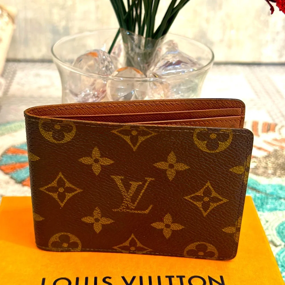 SOLD OUT Louis Vuitton Monogram 10 mans wallet this is 9/10 Authentic Lv wallet. - Picture 1 of 12